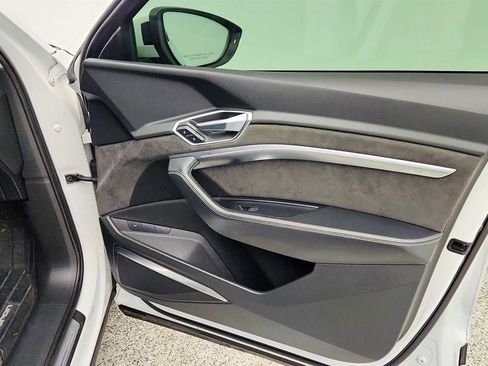 Used 2019 Audi e-tron Prestige w/ Prestige Package image 25