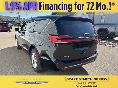 New 2026 Chrysler Pacifica Select image 4