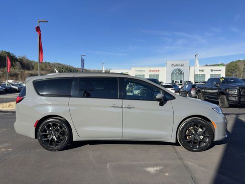 Used 2023 Chrysler Pacifica Touring-L w/ S Appearance Package image 2