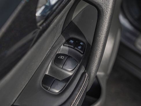 Used 2018 Nissan Rogue SV w/ Premium Package image 20