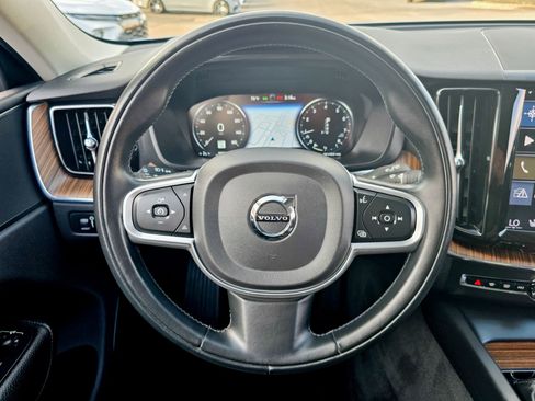 Used 2021 Volvo XC60 T5 Momentum w/ Premium Package image 36