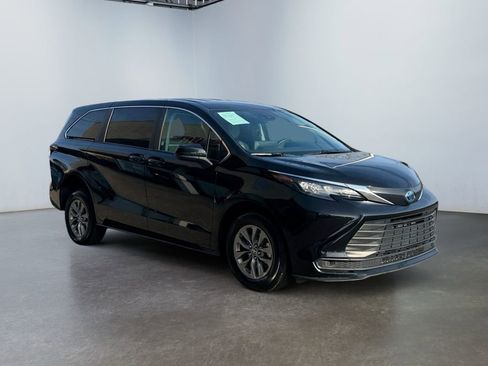 Used 2024 Toyota Sienna LE image 4
