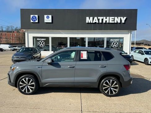 Certified 2023 Volkswagen Taos SE w/ Panoramic Sunroof Package image 2