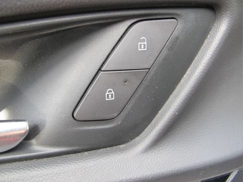 Used 2026 Chevrolet Equinox LT w/ Convenience Package II FWD image 9