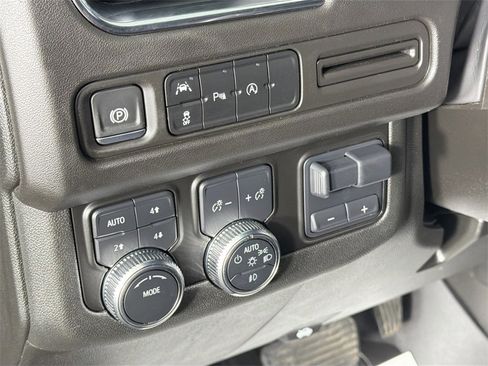 Used 2024 GMC Yukon SLE image 10