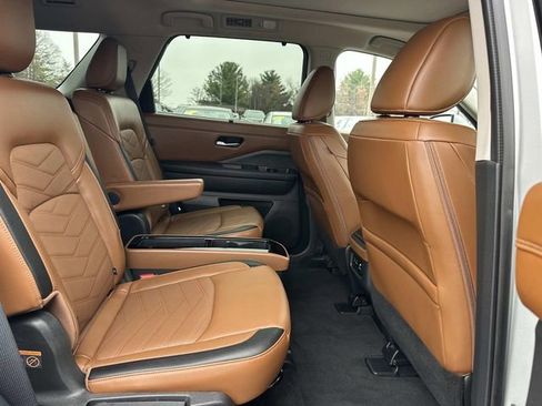 Used 2024 Nissan Pathfinder Platinum image 11