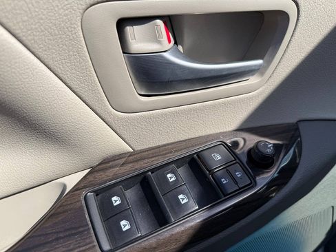Used 2017 Toyota Sienna XLE w/ XLE Navigation Package AWD/4WD image 15