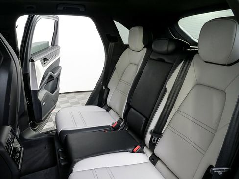 New 2026 Porsche Cayenne GTS image 23