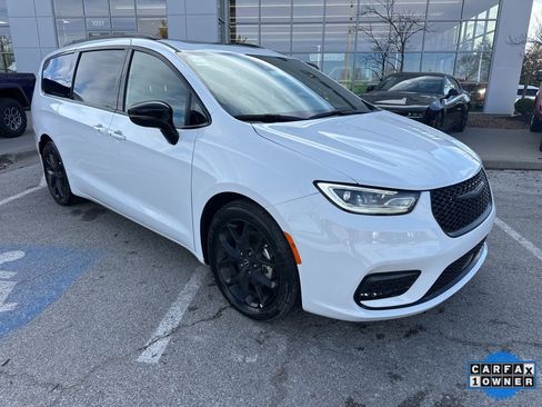 Used 2025 Chrysler Pacifica Limited image 6