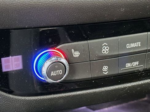 Used 2022 Buick Enclave Essence image 27