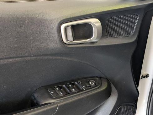 Used 2025 Hyundai Venue SEL FWD image 13