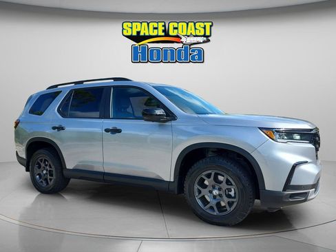 Certified 2025 Honda Pilot TrailSport image 9