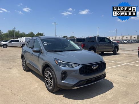Certified 2025 Ford Escape SE FWD image 2