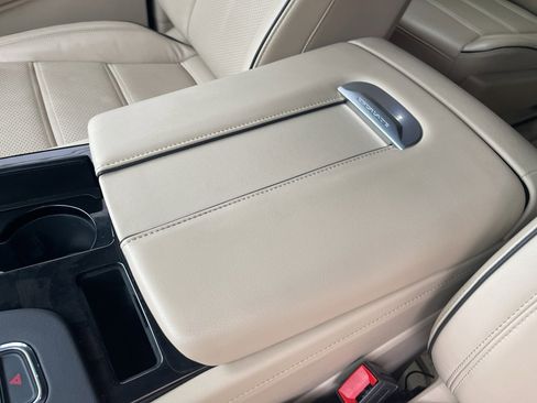 Used 2024 Cadillac Escalade ESV Premium Luxury image 31