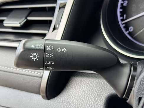 Used 2020 Toyota Camry SE image 23