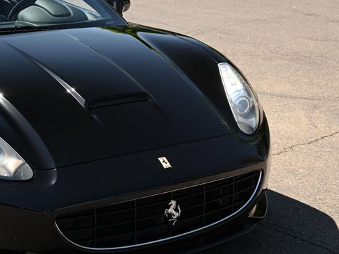 Used 2010 Ferrari California RWD image 4