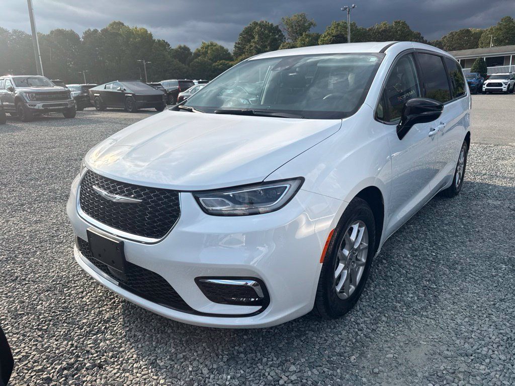 Used 2024 Chrysler Pacifica Touring-L FWD image 1