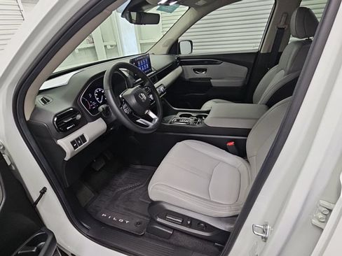 Used 2025 Honda Pilot Touring image 11