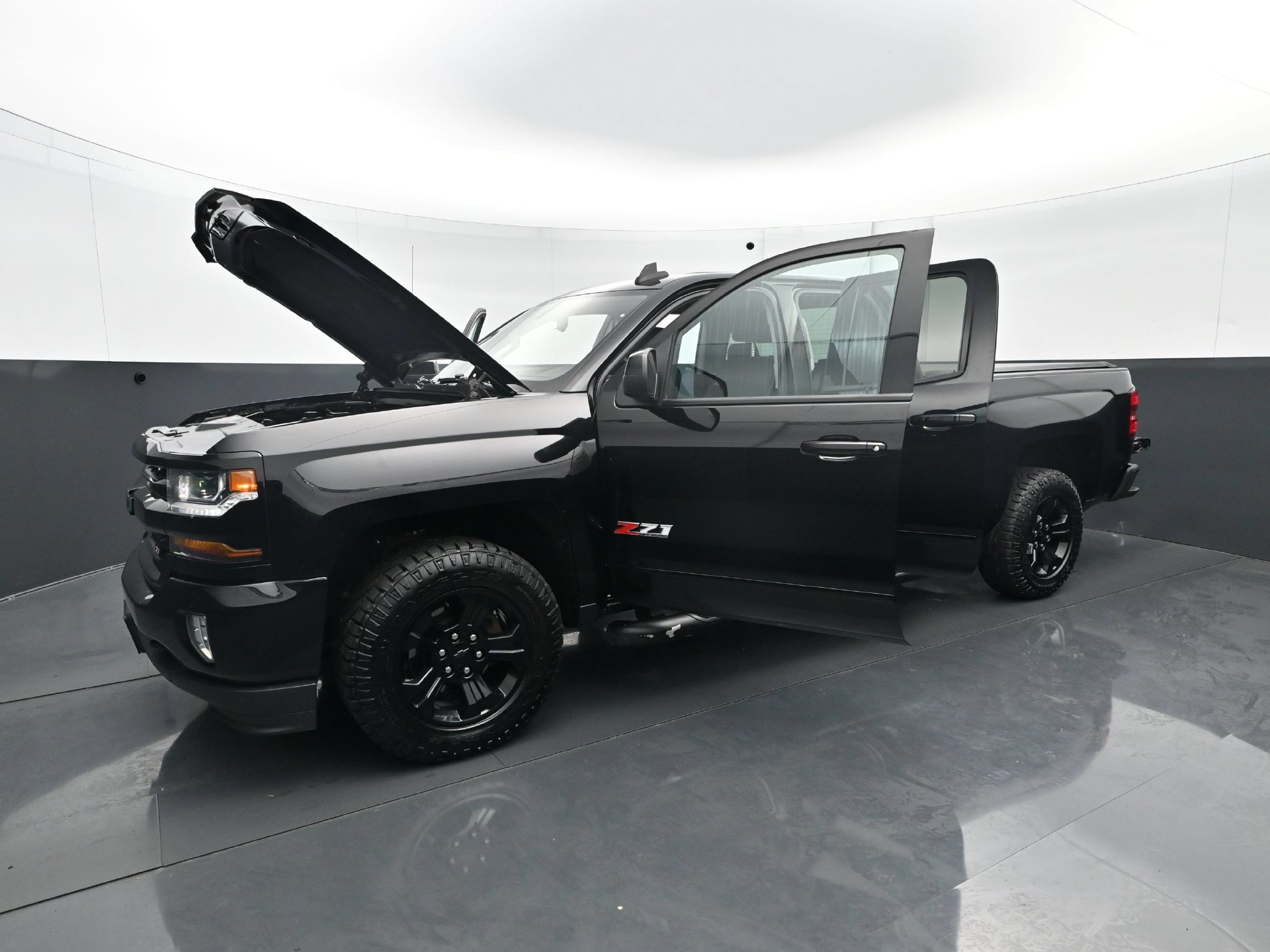Used 2018 Chevrolet Silverado 1500 LT w/ Midnight Edition AWD/4WD image 30