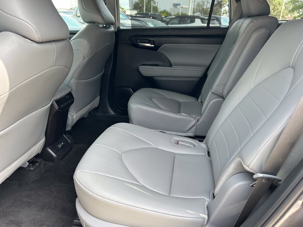 Used 2025 Toyota Highlander XLE FWD image 17