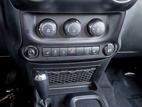 Used 2018 Jeep Wrangler Unlimited Sahara AWD/4WD image 25