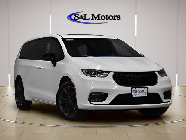 New 2026 Chrysler Pacifica Select AWD/4WD image 1