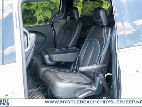 New 2025 Chrysler Pacifica Select w/ Uconnect Theater Family Group image 14