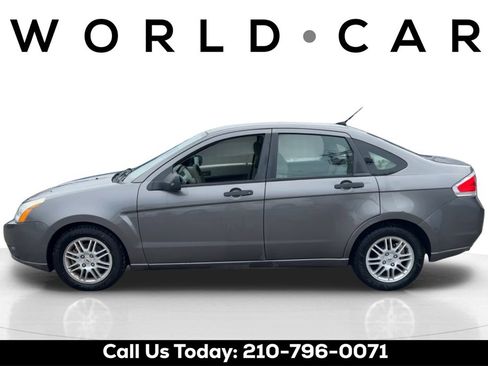 Used 2010 Ford Focus SE image 4
