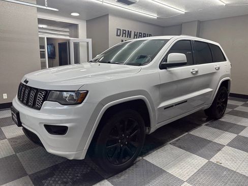 Used 2020 Jeep Grand Cherokee Altitude image 2