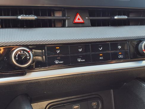 Used 2024 Kia Sportage LX image 9