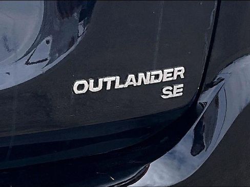 Used 2017 Mitsubishi Outlander SE image 21