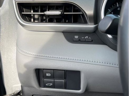 Used 2021 Toyota Highlander XLE image 18