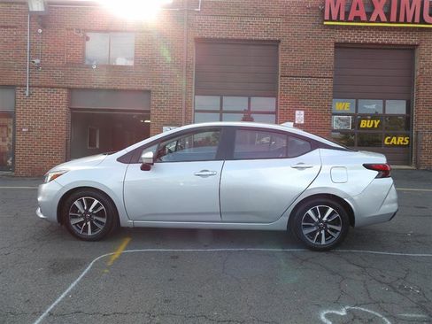 Used 2021 Nissan Versa SV image 2