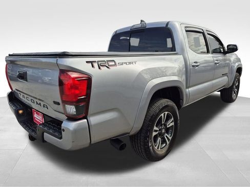 Used 2018 Toyota Tacoma TRD Sport w/ Technology Package image 4