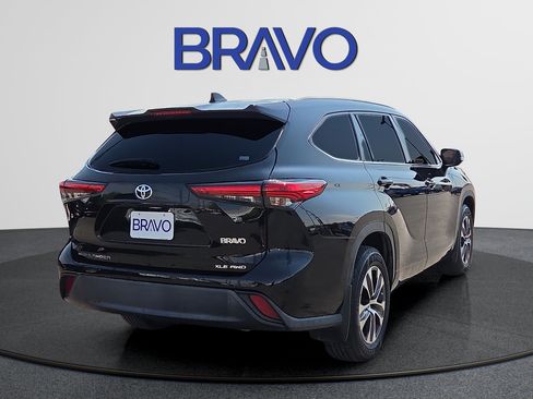 Used 2022 Toyota Highlander XLE AWD/4WD image 4