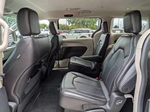 Used 2023 Chrysler Pacifica Touring-L FWD image 16