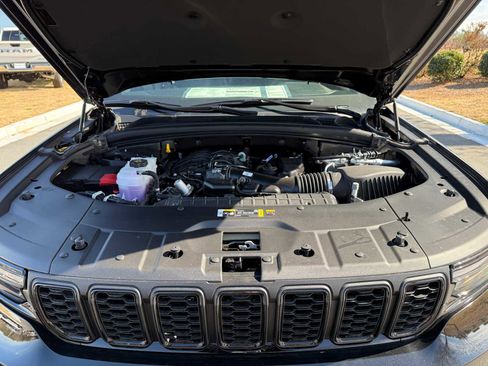 New 2025 Jeep Grand Cherokee L Limited w/ Black Appearance Package AWD/4WD image 32