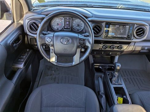 Used 2017 Toyota Tacoma TRD Sport image 16