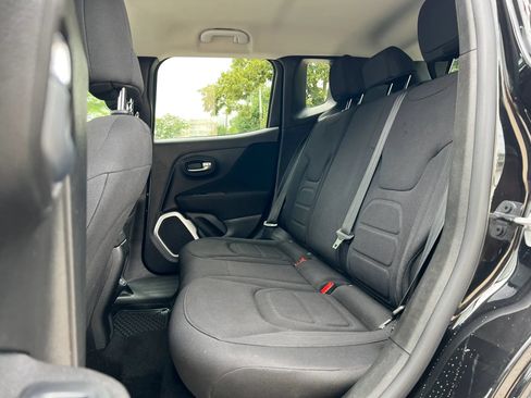 Used 2018 Jeep Renegade Latitude w/ Cold Weather Group AWD/4WD image 14