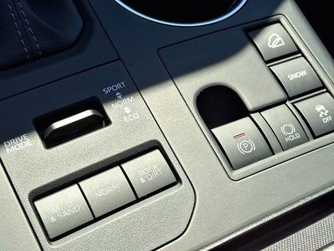 Used 2025 Toyota Highlander LE AWD/4WD image 26