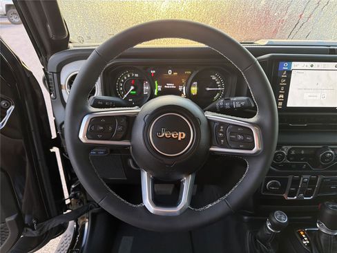Used 2025 Jeep Wrangler Sahara image 23