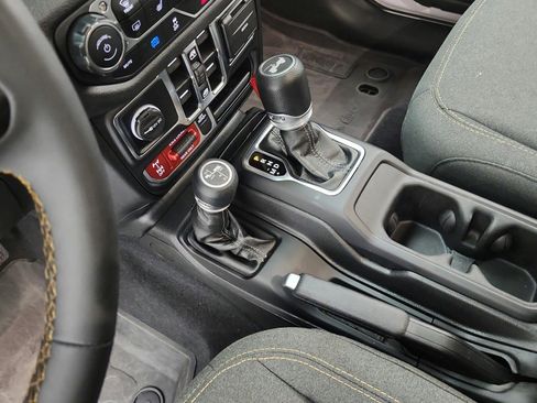 Used 2024 Jeep Wrangler Unlimited AWD/4WD image 11