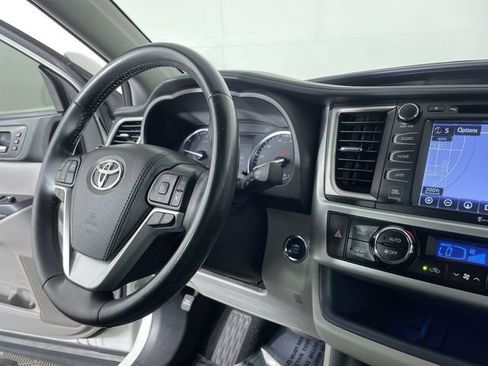 Used 2017 Toyota Highlander Limited image 29