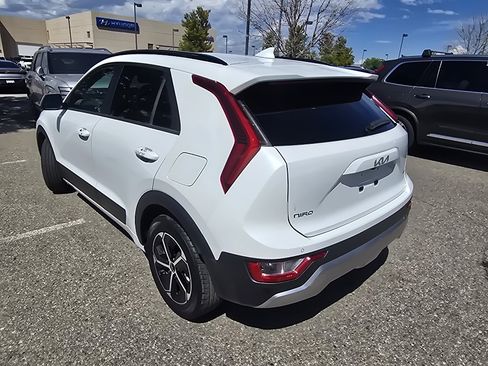 Used 2024 Kia Niro EX FWD image 3