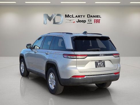 Used 2024 Jeep Grand Cherokee Laredo image 4