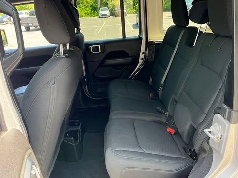 Used 2019 Jeep Wrangler Unlimited Sahara w/ Cold Weather Group AWD/4WD image 20