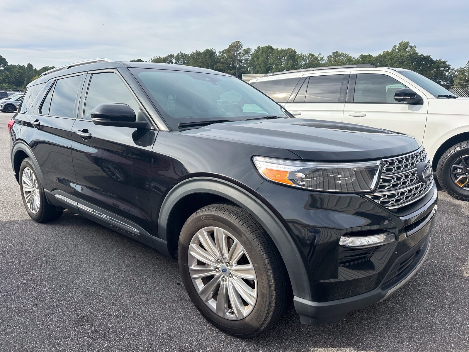 Used 2024 Ford Explorer Limited w/ Limited Technology Package RWD image 3