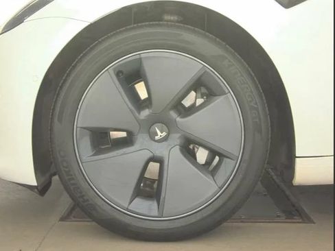 Used 2022 Tesla Model 3 Long Range AWD/4WD image 11