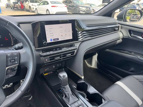 Used 2025 Toyota Camry SE FWD image 17