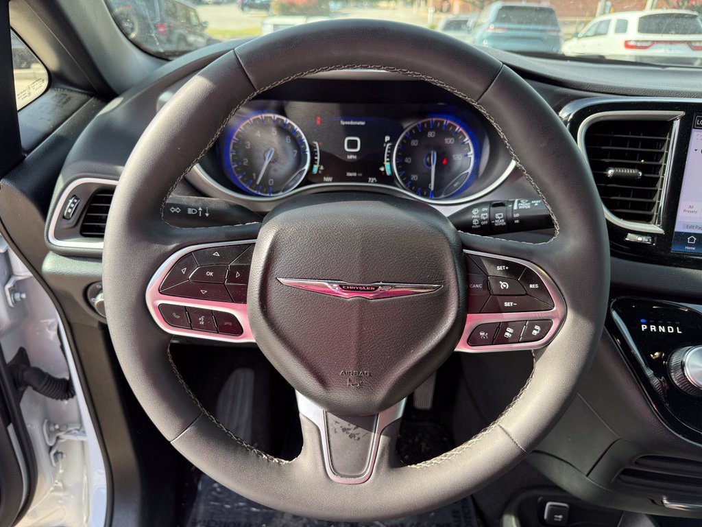 Used 2025 Chrysler Pacifica Select FWD image 14